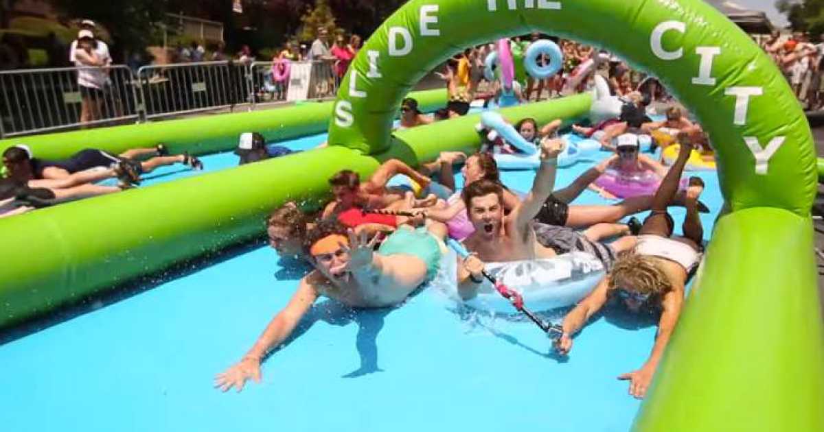 A tutta velocit� su lunghi scivoli gonfiabili: tra le vie di Bari c'� "Slide in the city"